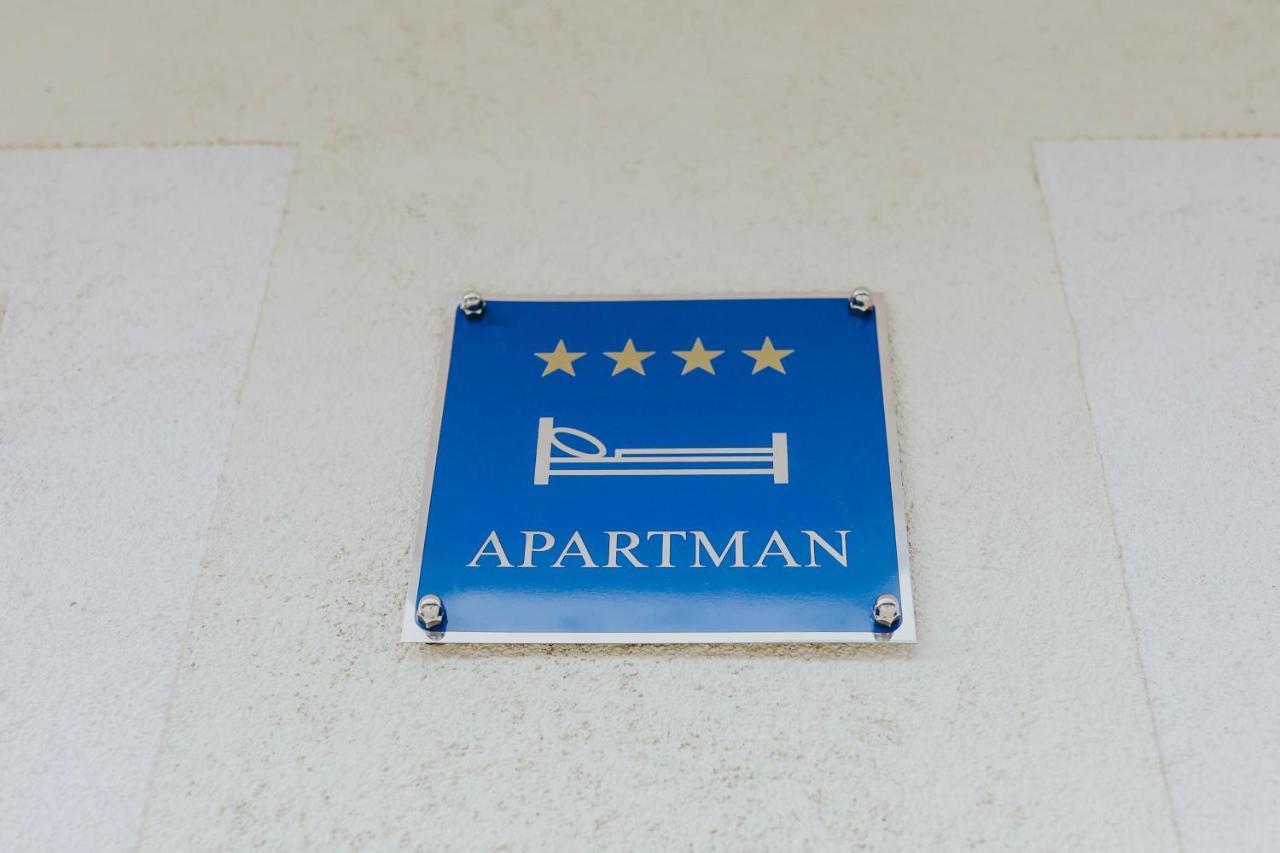 Apartman Hana Licki Osik Eksteriør billede